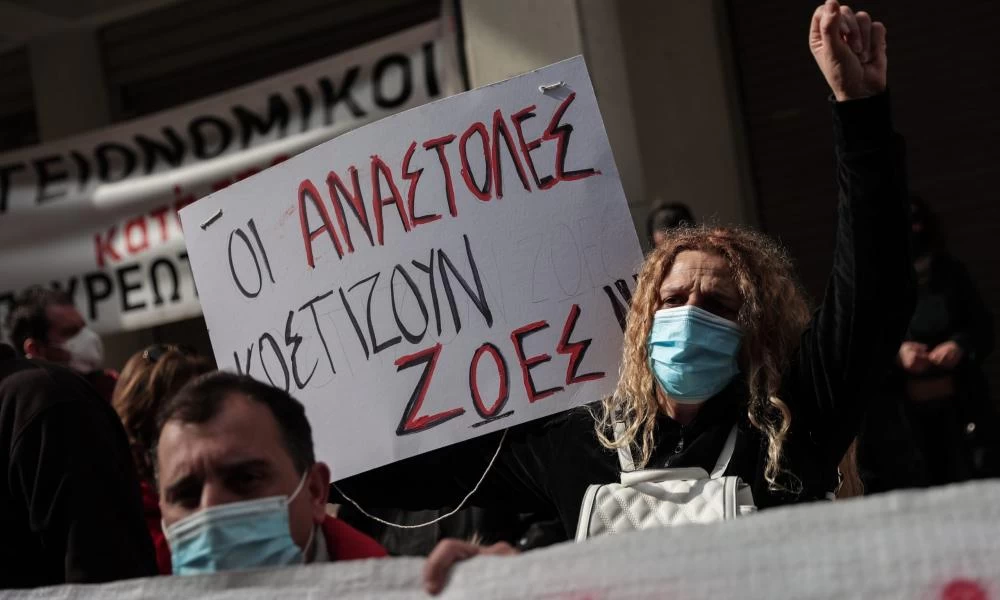 ΠΟΕΔΗΝ: Χειροπέδες σε απεργό πείνας έξω από το υπουργείο Υγείας